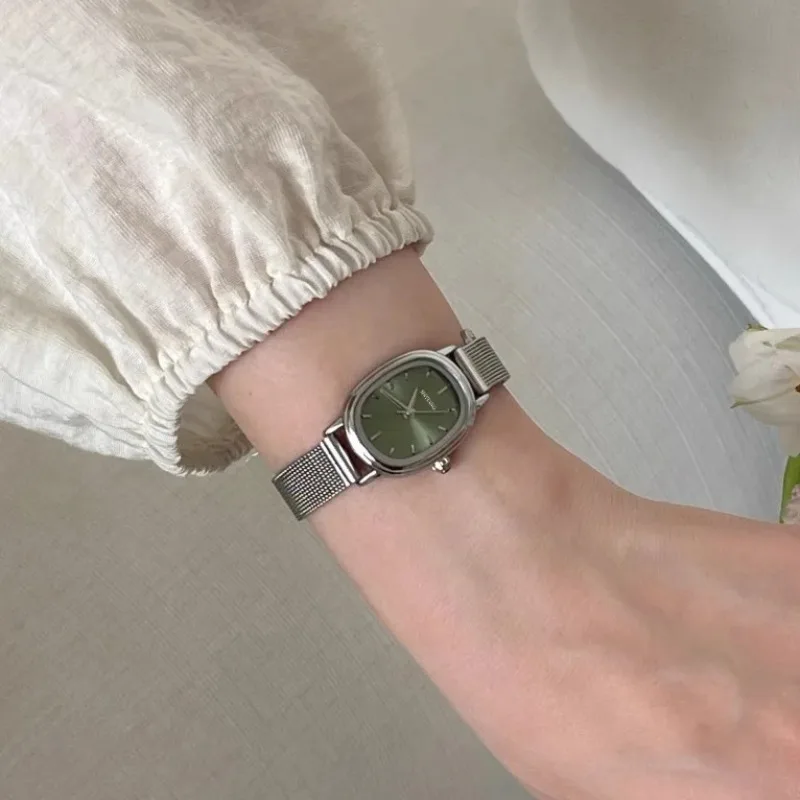Petit cadran ovale montre vert - Quiet Luxury Watch avis et prix