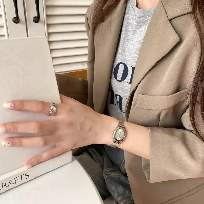 Petit cadran ovale montre vert - Quiet Luxury Watch avis et prix