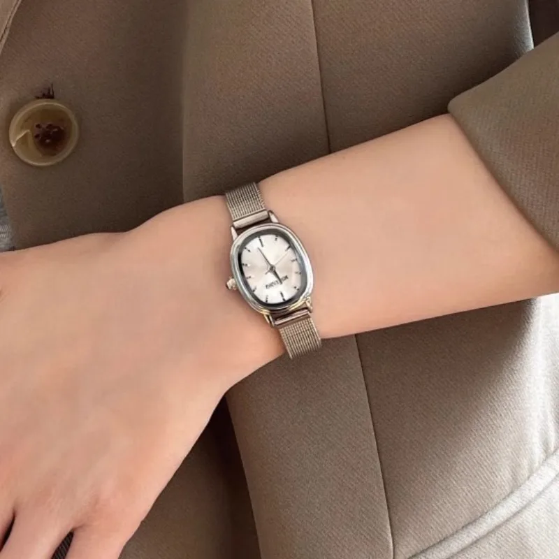 Petit cadran ovale montre vert - Quiet Luxury Watch avis et prix